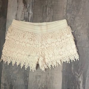 white ruffle patterned shorts